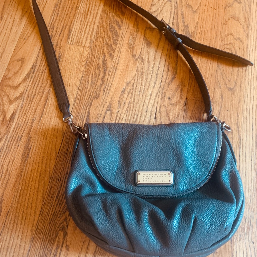 Marc Jacobs Gray Crossbody Bag with Sleek Design